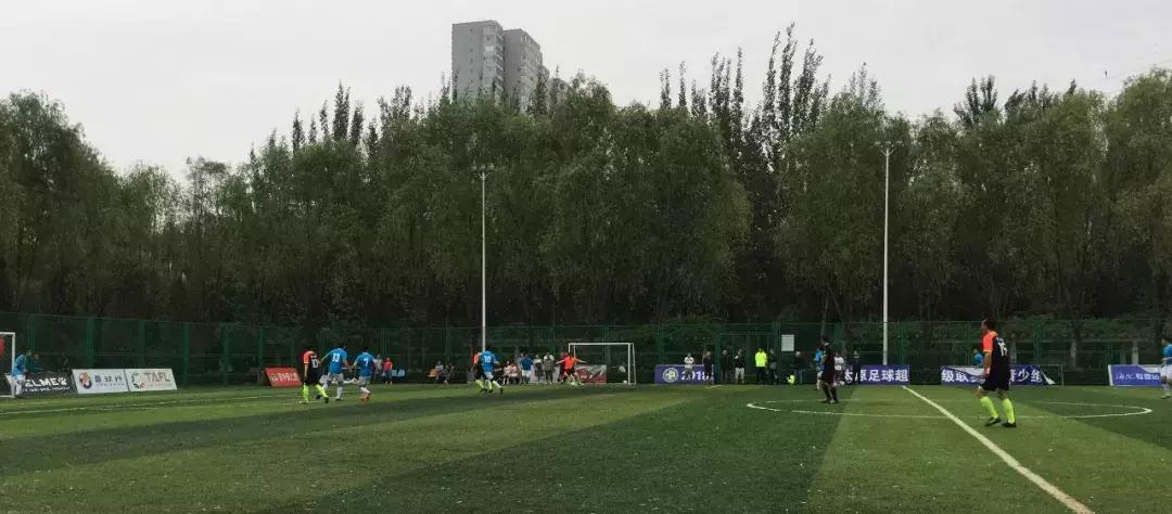 来感受一下下雨天的足球乐趣,雨中足球浪漫