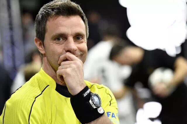 世界杯裁判没有戴手表,世界杯裁判为什么要戴麦克风