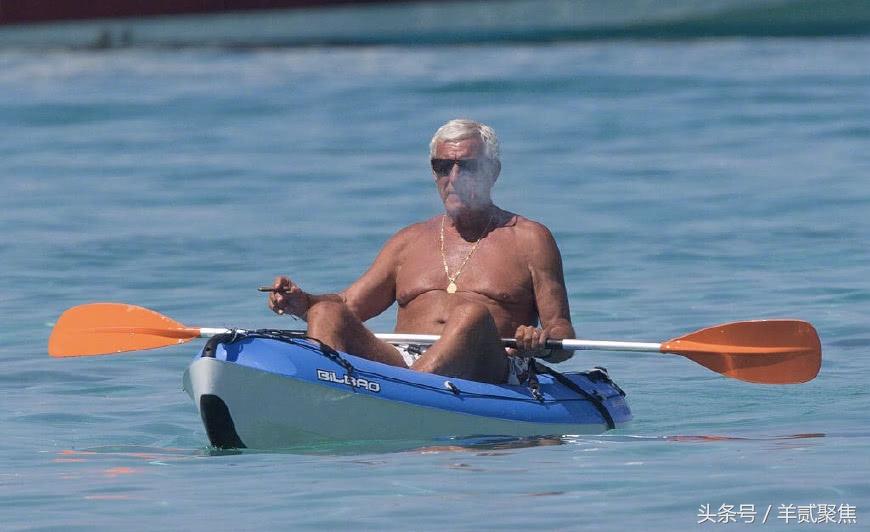 里皮拄着拐杖前来庆祝,里皮拄拐