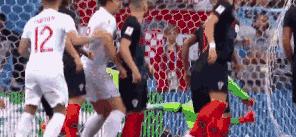 足球回不了家，哨响那一刻才知道，快乐只是你穿的保护色