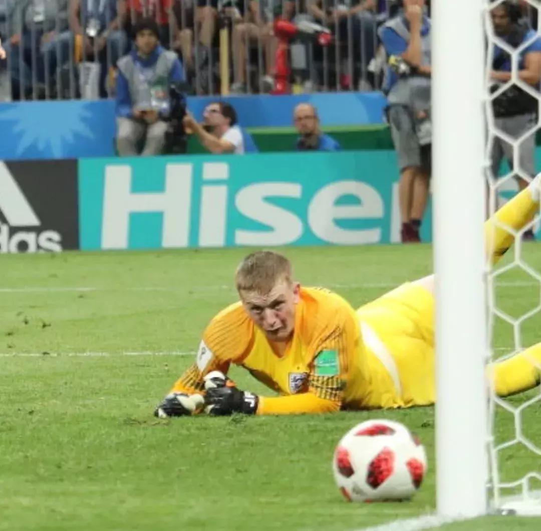 足球回不了家，哨响那一刻才知道，快乐只是你穿的保护色