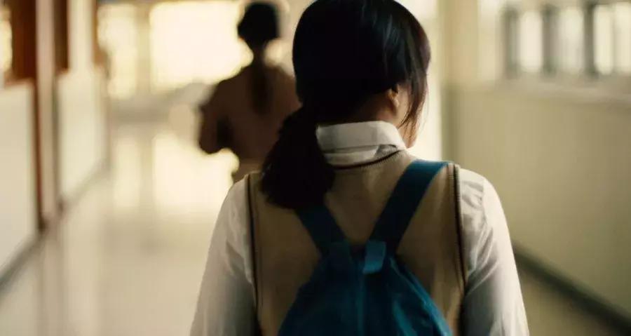 酒吧监控曝光：女孩被性侵，有多容易