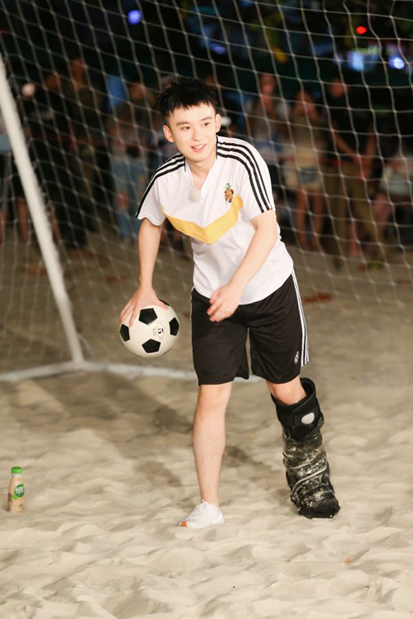 高能少年团王俊凯和杨紫踢瓶子,高能少年团王俊凯怼人杨紫