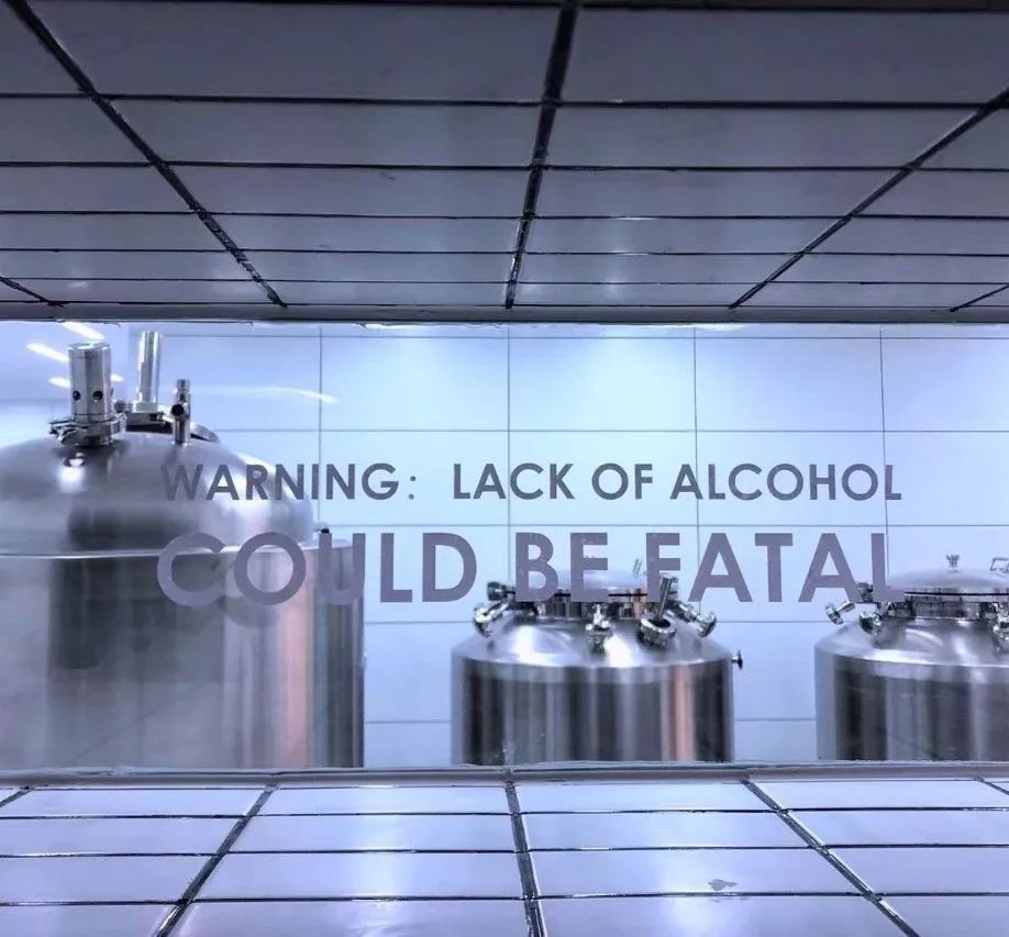 在实验室里调酒、倒酒都用水龙头？这家店颠覆了我对酒吧的想象