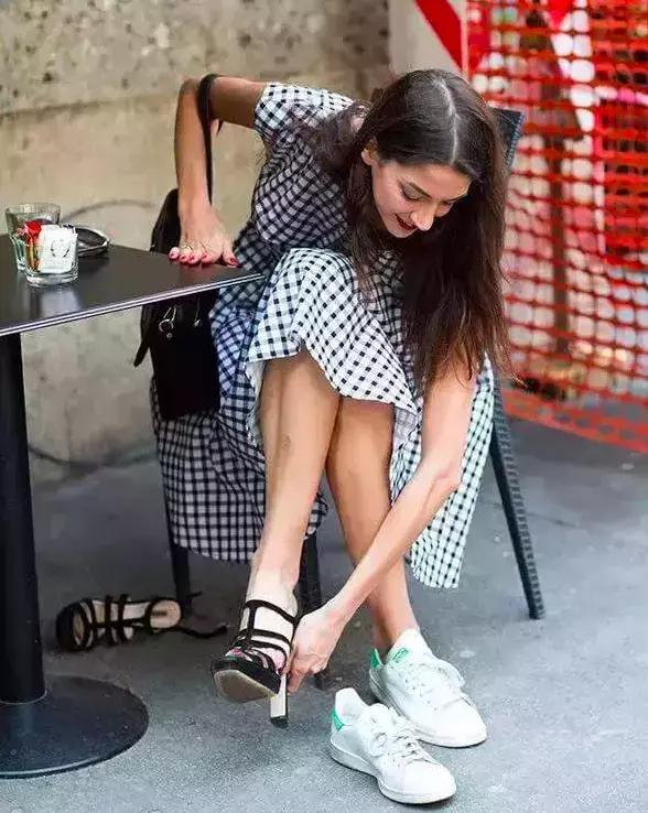 换一双鞋换一套衣服,换一个鞋配裙子很好看