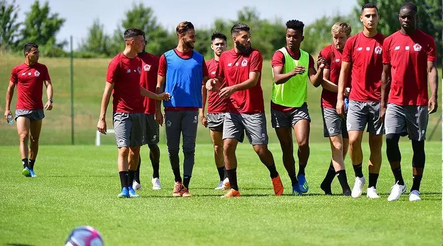 运动员之间为什么摸头,足球运动员为什么喜欢摸头