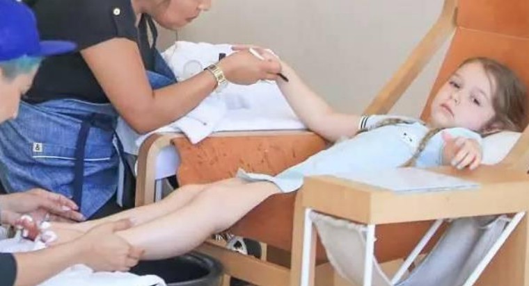 出生就穿爱马仕，上杂志封面的星二代萌娃，真是赢在了起跑线上！