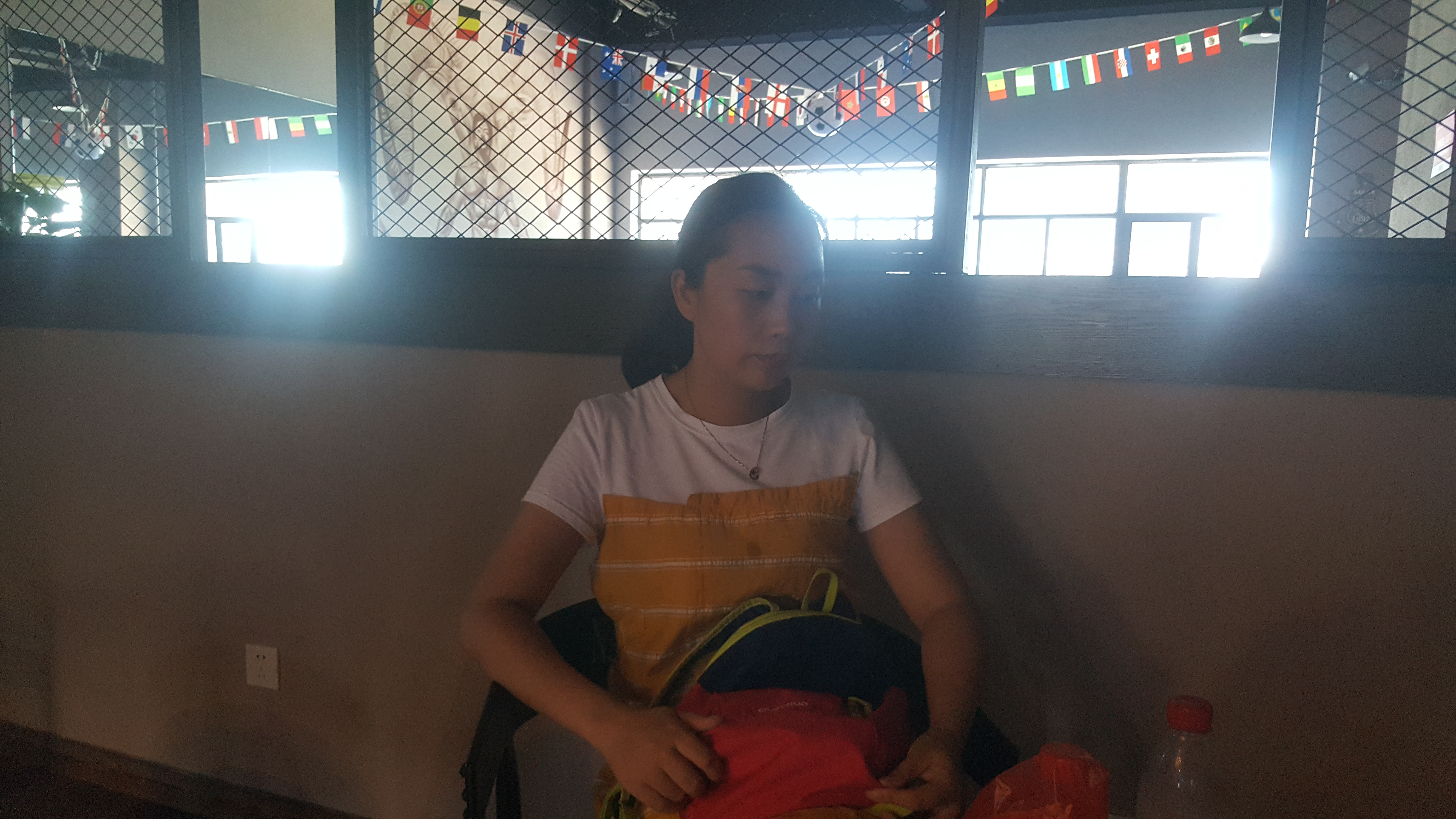 孩子游泳被丢进泳池,男童学游泳被教练丢下水