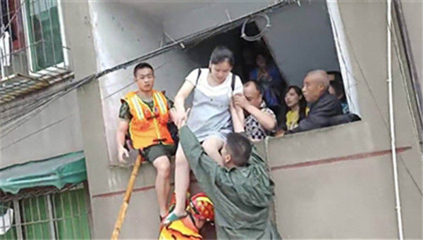 孕妇踩消防员肩膀脱困,消防员救洪水中孕妇