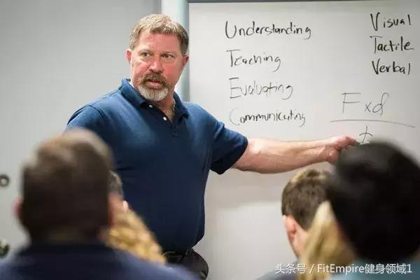 醒醒吧！别沾沾自喜你的腹肌，你其实不够大，不够强！不够爷们！