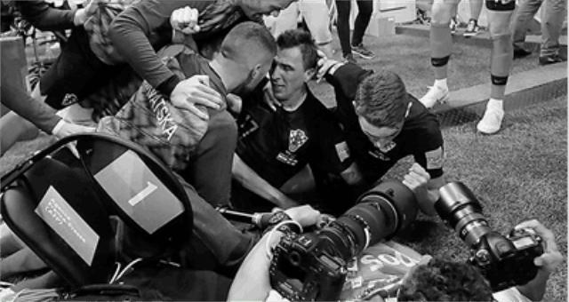 被压倒的摄影师，致谢他们球场上抓拍瞬间（搞笑旁白）