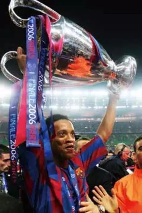 小罗球场上的精灵,小罗把自己玩废的原因