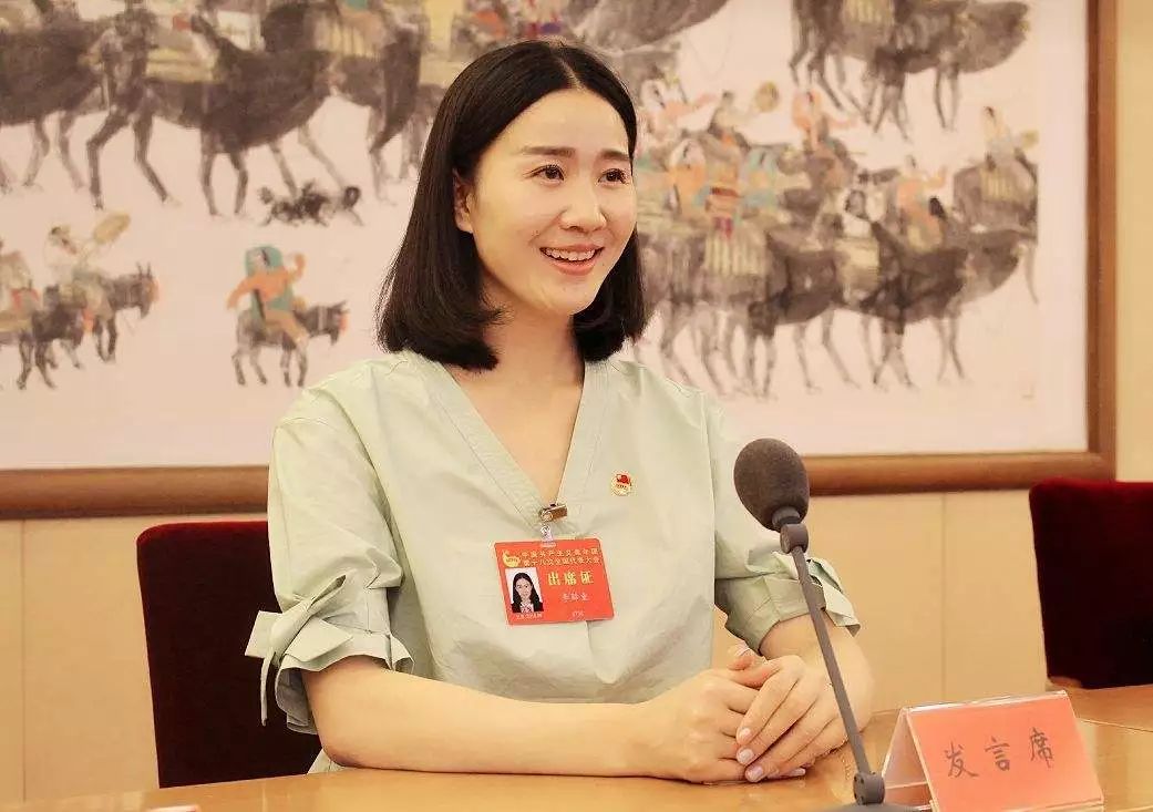 她本天生丽质,因做志愿,更美得迷人!