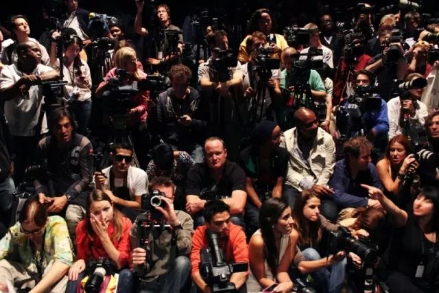 她被香奈儿和阿玛尼“通缉”，只因她在试衣间干的事儿太放肆！