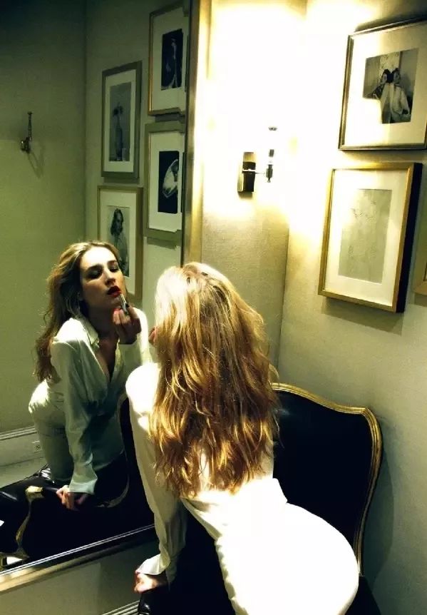 她被香奈儿和阿玛尼“通缉”，只因她在试衣间干的事儿太放肆！