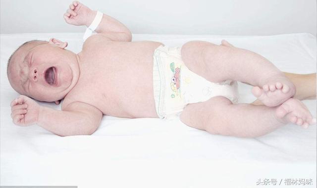 宝宝睡前特别哭闹有什么安抚方法,宝宝晚上哭闹怎么哄睡