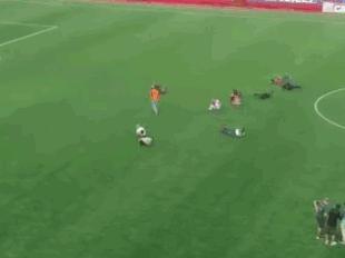 内马尔搞笑翻滚视频,内马尔打滚遭到网友恶搞