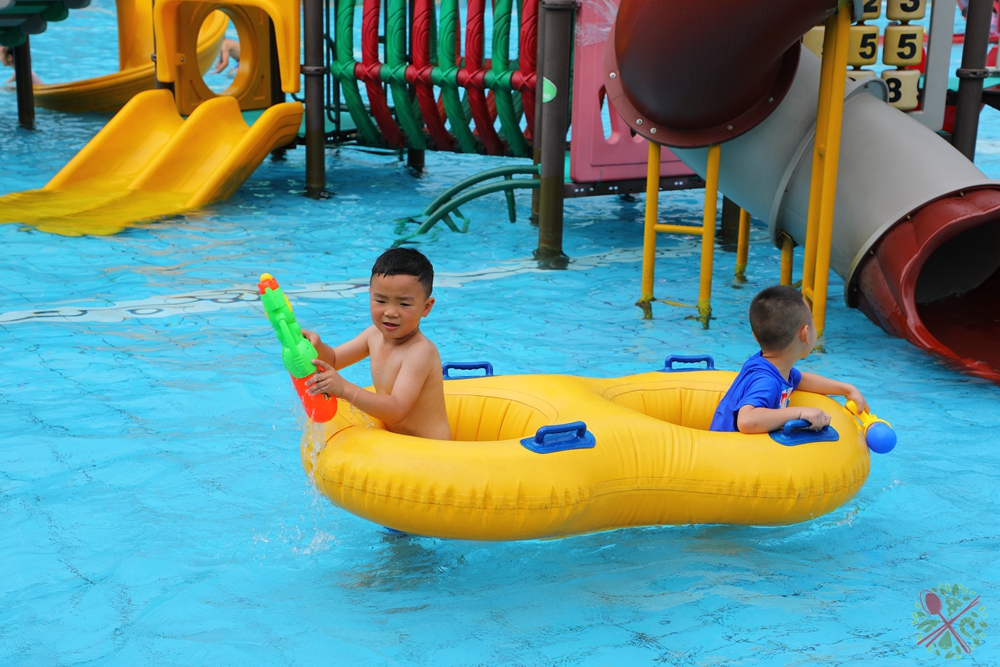 暑假带孩子逛公园,带孩子玩跳楼