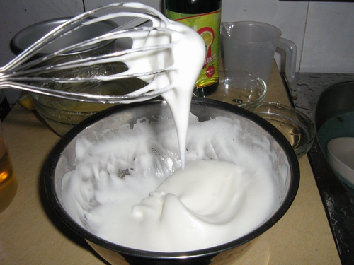 戚风蛋糕蛋白打发程度分为哪几种,戚风蛋糕看出来发泡了怎么回事