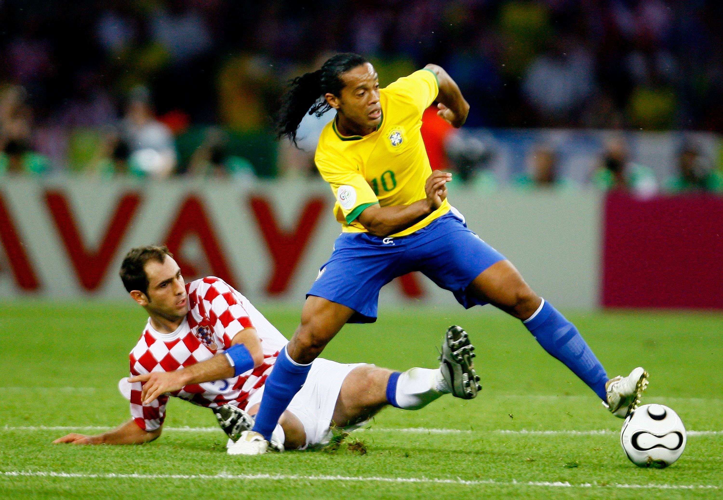 罗纳尔迪尼奥是小罗纳尔多吗,罗纳尔迪尼奥小罗卡通图片