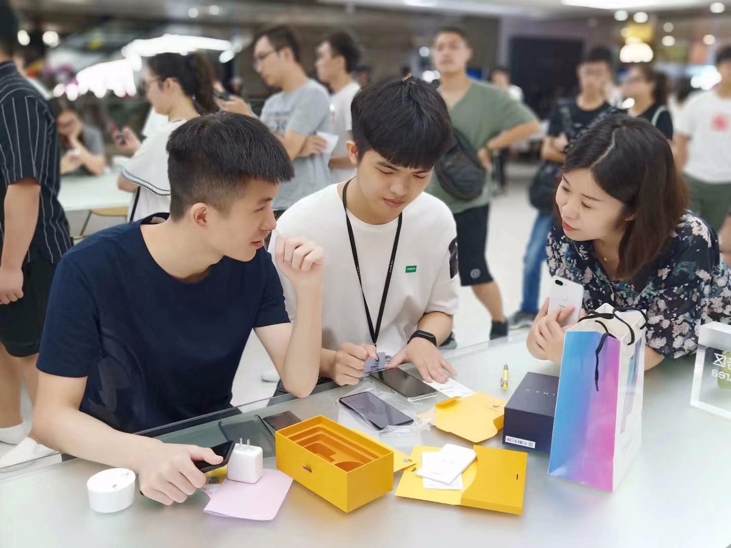 日本小哥买游戏机,日本小哥买华为手机