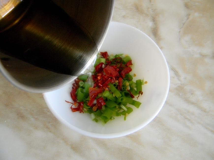 教你在家自制凉粉酸辣爽口太美味,凉粉这样做香辣酸爽好吃到没朋友