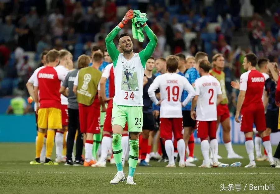 克罗地亚守门员扑出点球激动瞬间,克罗地亚门将跑到一边庆祝