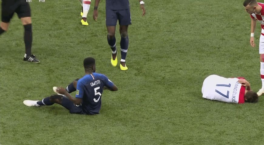 尴尬！乌姆蒂蒂被痛苦两连击，起身后发现自己占便宜了！