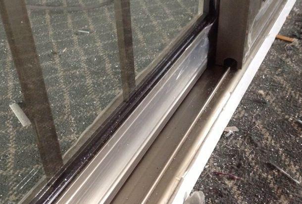 推拉门拉不动了找谁修,推拉门拉不住怎么修