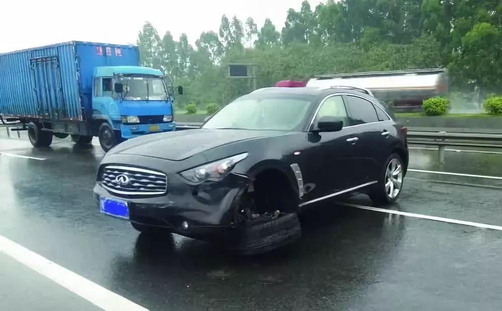 兄弟间的小动作,兄弟之间的小动作