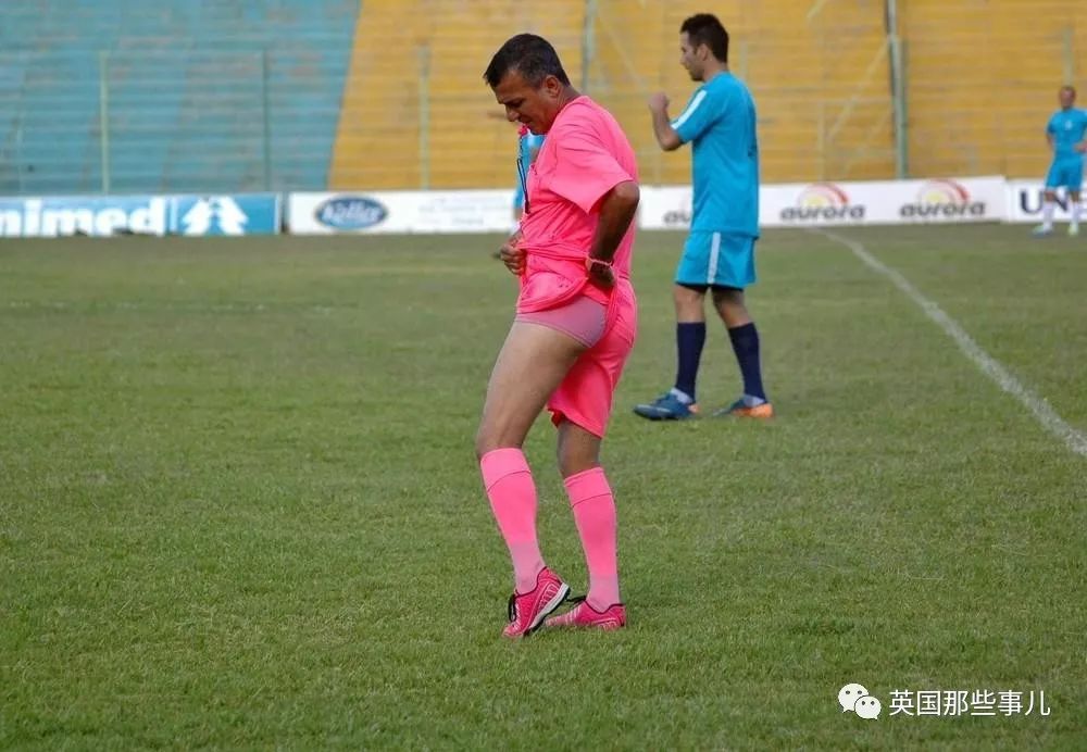 粉粉的裁判举止夸张，笑点满满，然而他却承受着巨大的委屈