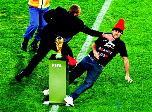 足球赛中球迷冲进足球场会处罚吗,足球赛上为队友出气