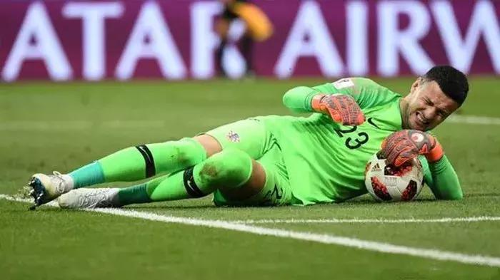 克罗地亚人脱下衣服震惊网友：哪有什么奇迹，只有普通人含泪奔跑