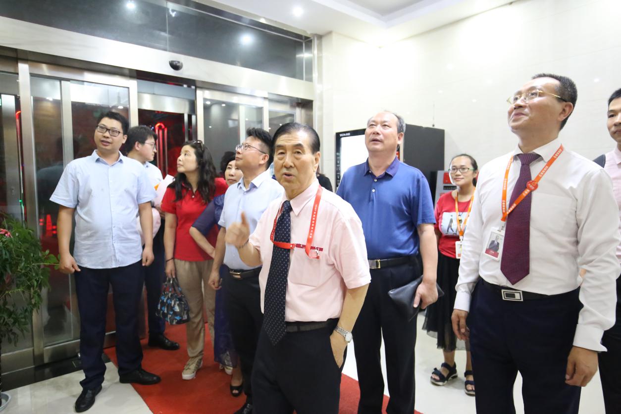 群星照耀海内外保险名家齐访保险岛