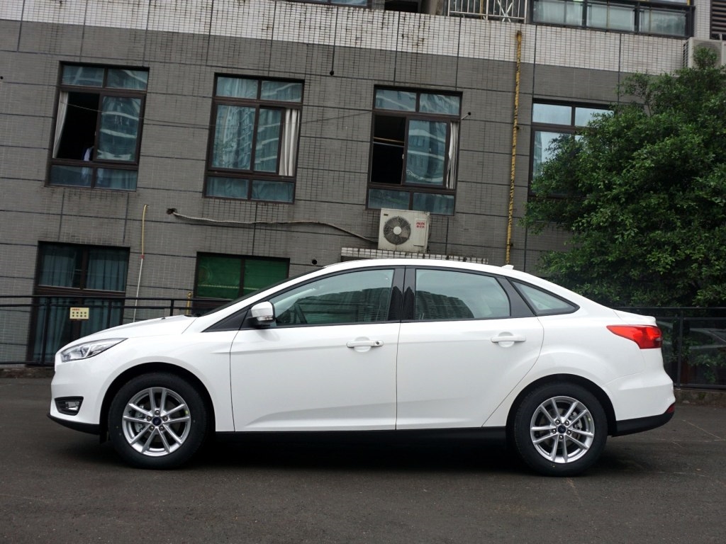 福特福克斯三厢2021款stline试驾,福克斯active降价5万