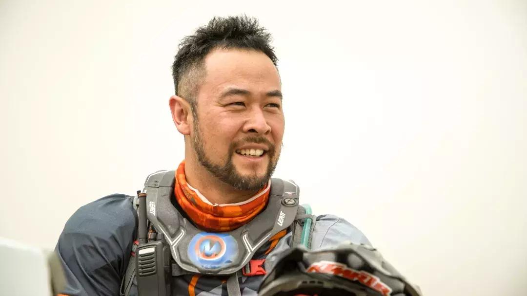 沙漠里把车开到起飞，这才是男人该玩的游戏｜远途心路