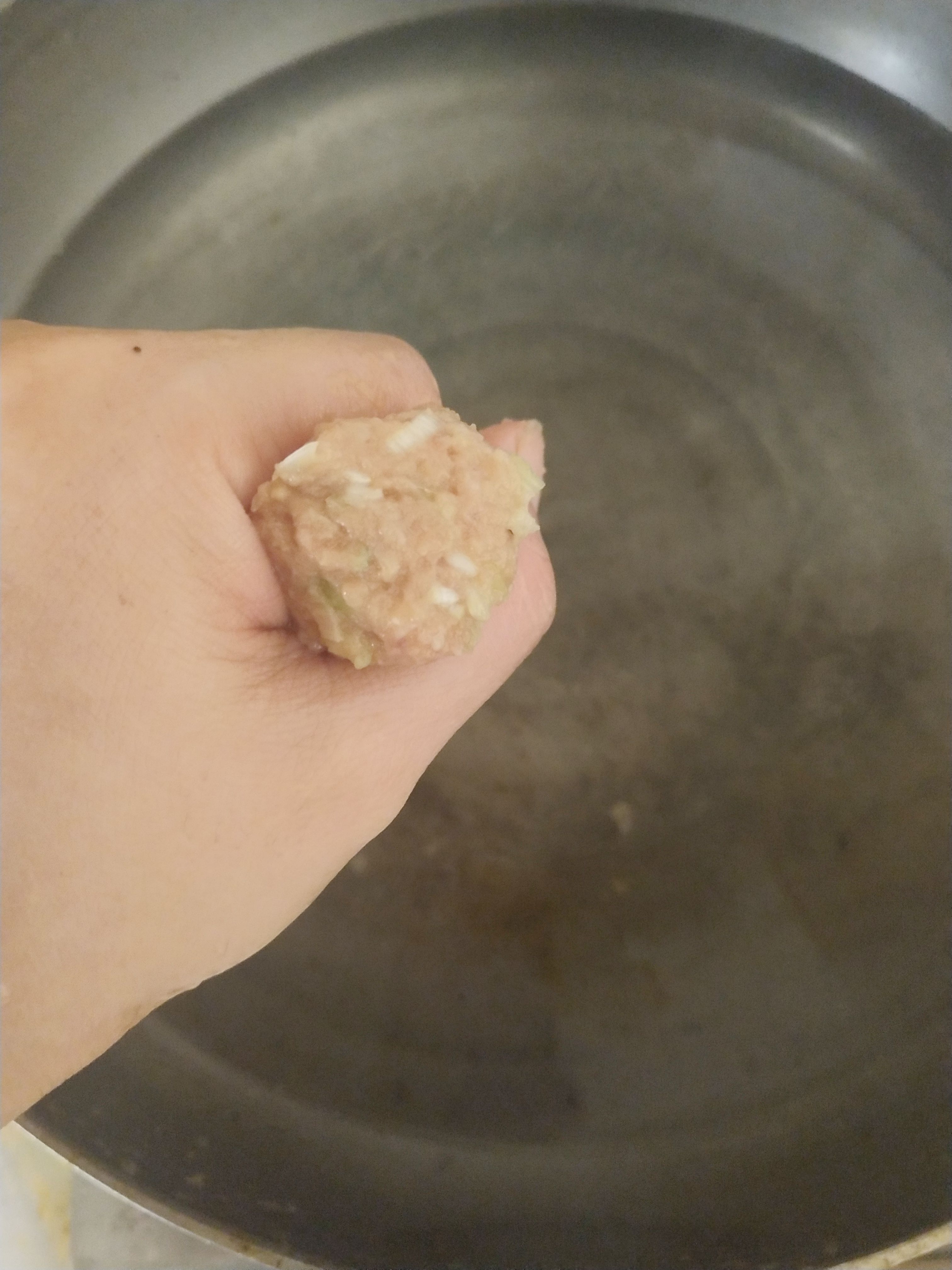 馄饨馅做汤,用馄饨料包做美食