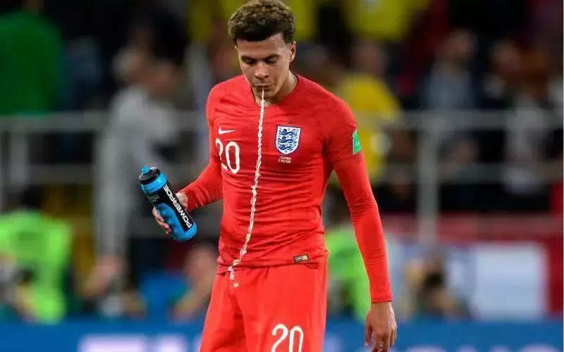 足球运动员喝水后为何又吐掉,足球运动员喝了水吐了什么意思