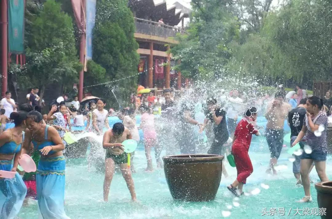 世界杯足球宝贝巡游,足球宝贝秀现场