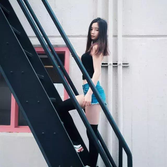 面对镜头不自然怎么克服,拍照怎么让自己更有镜头感