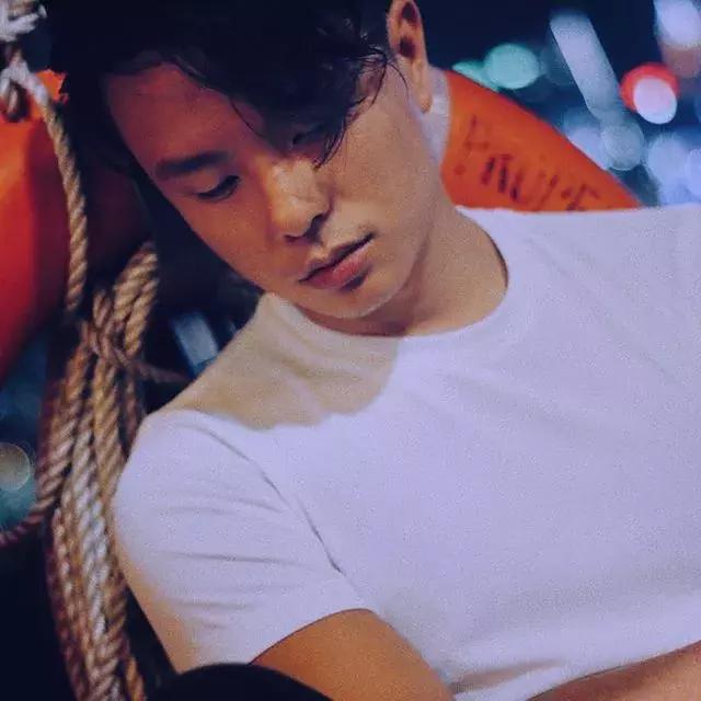 面对镜头不自然怎么克服,拍照怎么让自己更有镜头感