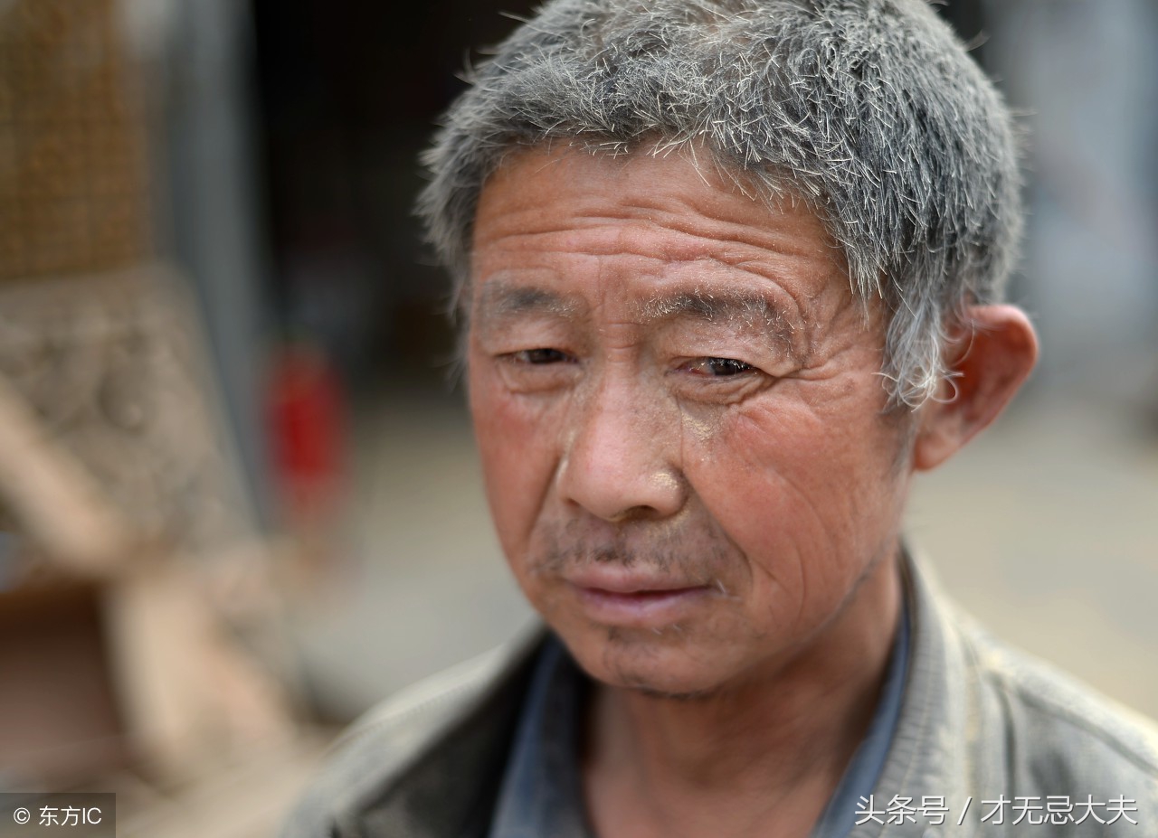 真实的故事！孩子，你太艰难了！妈疯了，爸走了！还有亲人吗？