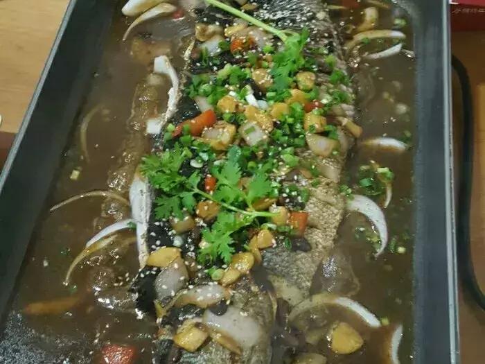 济南历下区半天妖烤鱼,济南小草屋诸葛烤鱼