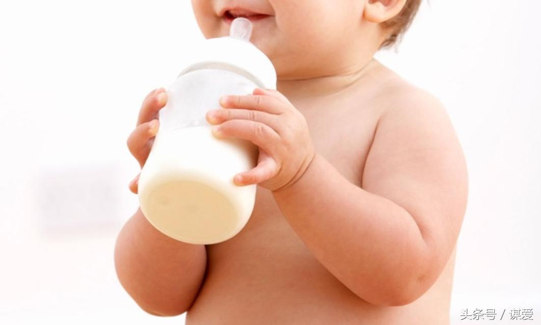 宝宝转奶腹泻有奶瓣,宝宝转奶拉肚子呕吐要继续嘛