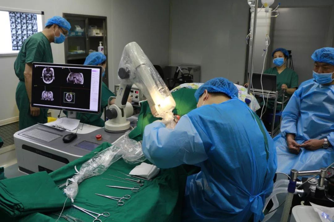 机器人做手术好还是人做的更精准,机器人医生坐诊准确率