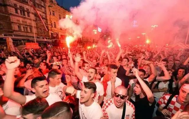 战机护航直播,克罗地亚首都数万球迷狂欢庆祝