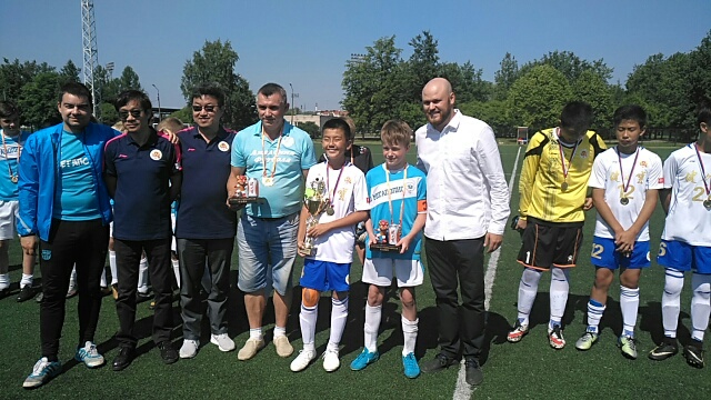 《站在俄罗斯看中国足球》中国健力宝麒麟队俄罗斯之行随笔