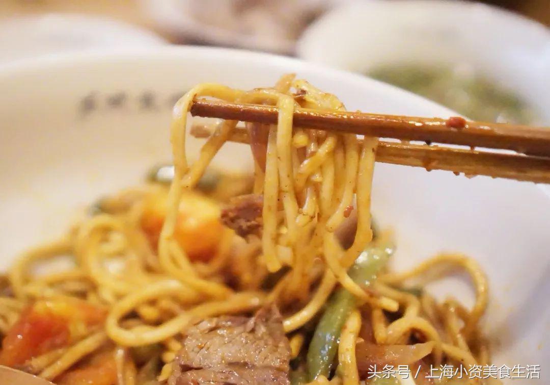 这家藏在南京路步行街背后的西北小馆，竟能把面做得天圆地方！