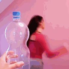 这位“不务正业”的天气女郎因足球一踹成名