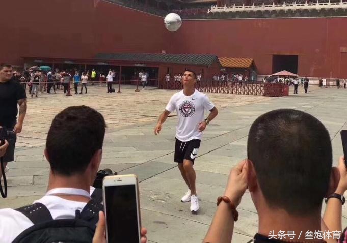 c罗中国行最震撼的一次,烈日炎炎也阻挡不了我们的足球梦